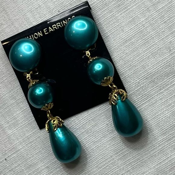 Vintage Teal Clip-on Earrings - Picture 9 of 10